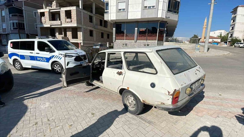 Karaman'da yola fırlayan sürücü otomobilinin peşinden koştu