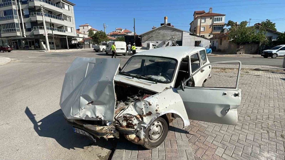 Karaman'da yola fırlayan sürücü otomobilinin peşinden koştu