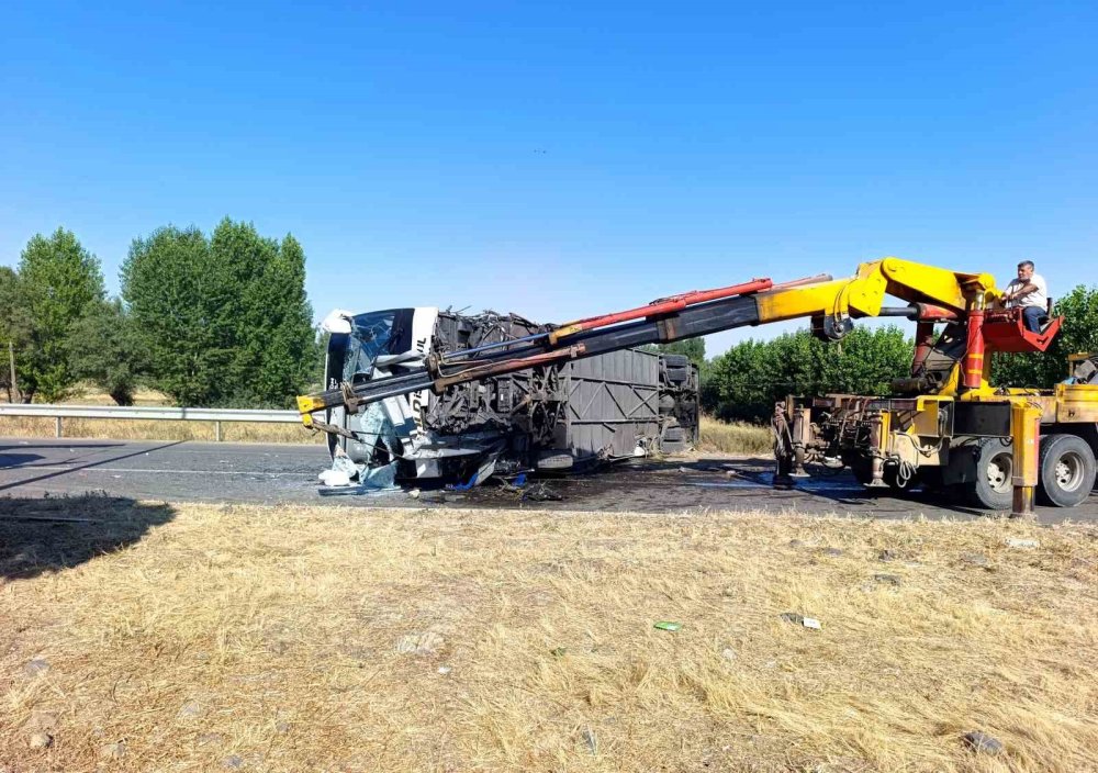 Kontrolden Çıkan Otobüs Bariyerlere Çarptı: 22 Yaralı
