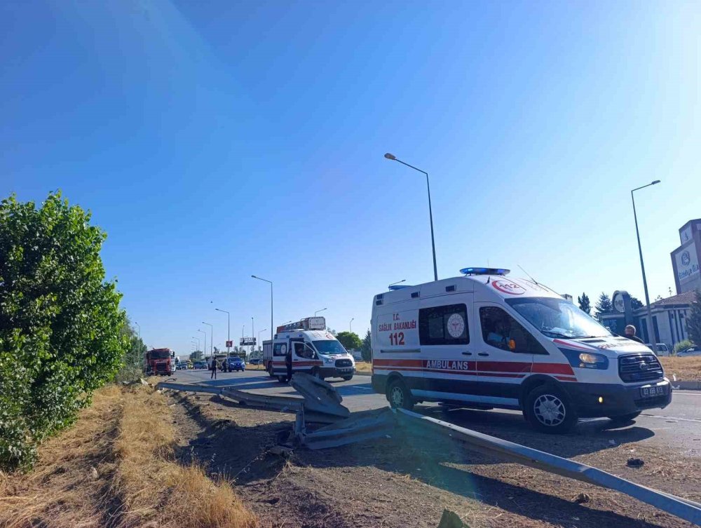 Kontrolden Çıkan Otobüs Bariyerlere Çarptı: 22 Yaralı