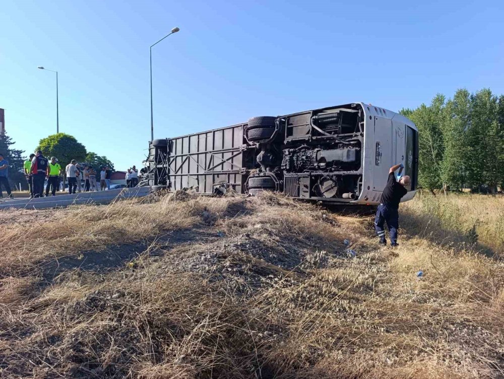 Kontrolden Çıkan Otobüs Bariyerlere Çarptı: 22 Yaralı