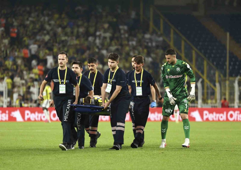 Konyaspor Maçında Sakatlık Şoku: Kerem Aktürkoğlu Sahadan Sedyeyle Çıktı