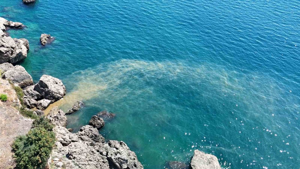 Atık su denizin rengini değiştirdi, kötü koku da cabası