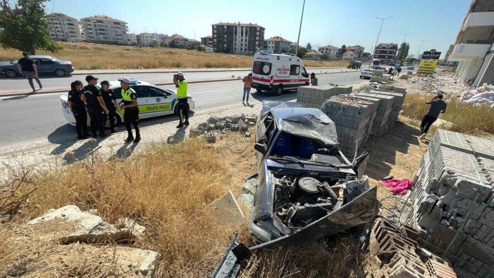 Takla atan otomobil hurdaya döndü: Kadın sürücü yaralı kurtuldu