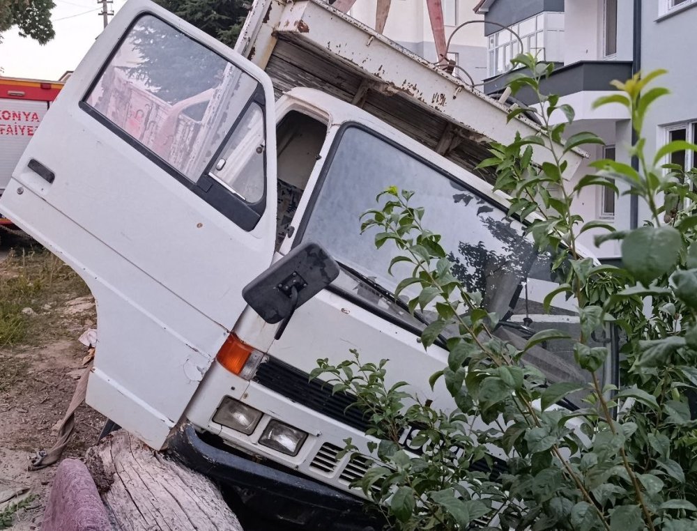 Kamyonetle korkuluk arasında sıkışan genç operasyonla kurtarıldı