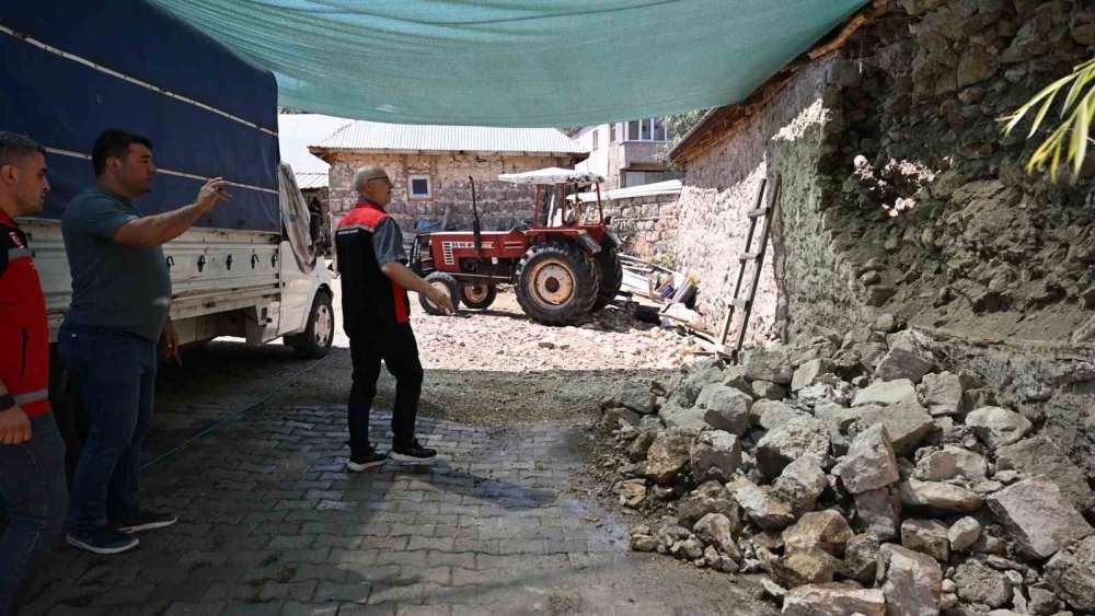 Pınarbaşı'ndaki 4.1'lik Depremde Bazı Evlerde Hasar Oluştu