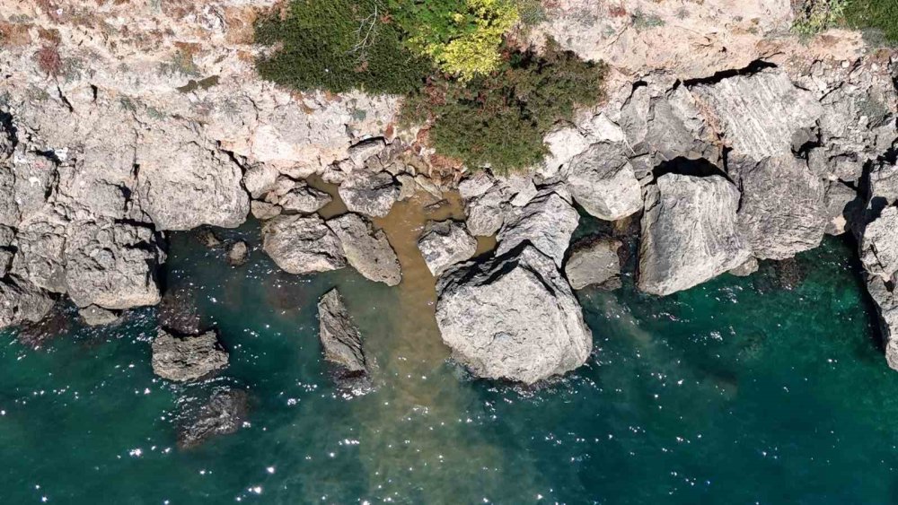 Sahile ulaşan atık su görüntülerine soruşturma