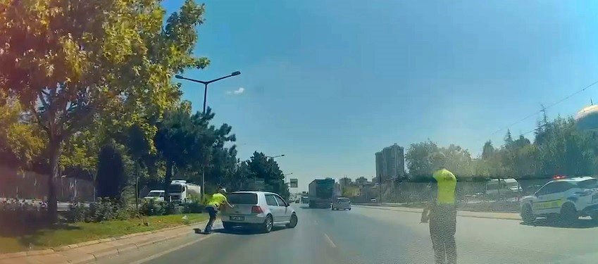 Selçuklu'da Sol Şeritte Kalan Sürücünün İmdadına Trafik Polisi Yetişti