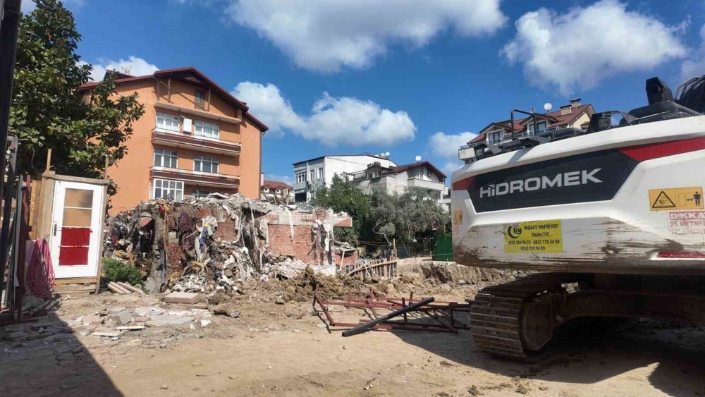 Gece Gelen Çatırdama Sesleri Felaketi Getirdi: 4 Katlı Bina İçindeki Eşyalarla Yıkıldı
