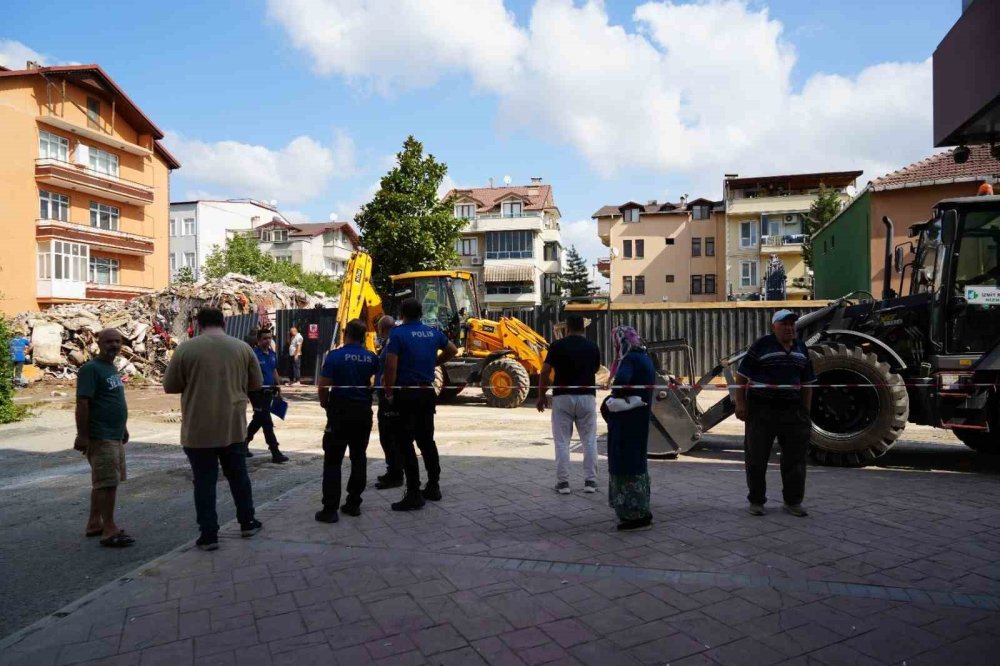 Gece Gelen Çatırdama Sesleri Felaketi Getirdi: 4 Katlı Bina İçindeki Eşyalarla Yıkıldı
