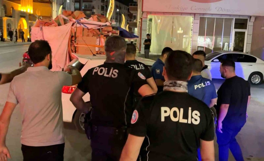 Aile Kavgası Sıradışı Bitti: Biri Zorla Bindirildi, Diğeri Oynayarak Gitti