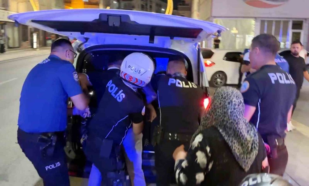 Aile Kavgası Sıradışı Bitti: Biri Zorla Bindirildi, Diğeri Oynayarak Gitti