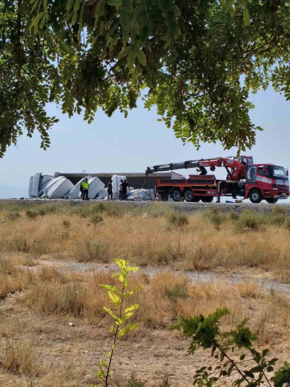 Karapınar’da devrilen tırın sürücü yara almadan kurtuldu