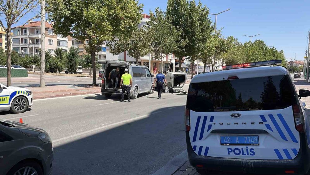 Konya’da Dehşet Anları: Kaldırıma Çarpan Otomobil Takla Attı!
