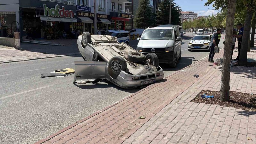 Konya’da Dehşet Anları: Kaldırıma Çarpan Otomobil Takla Attı!