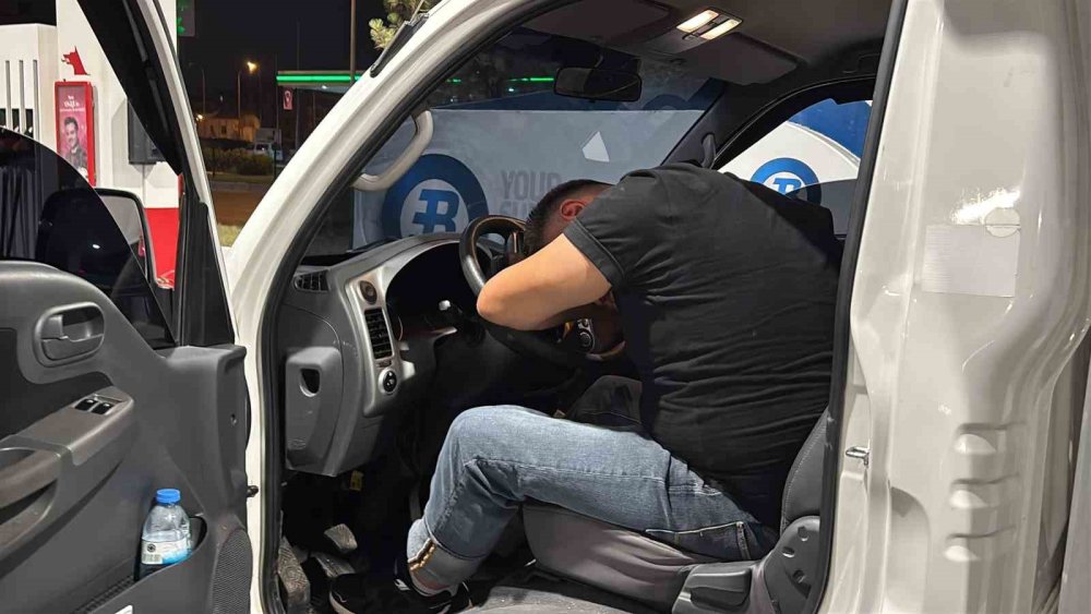 2.33 promil alkollü sürücü direksiyonda sızdı, pompacı ambulansa pos cihazıyla geldi