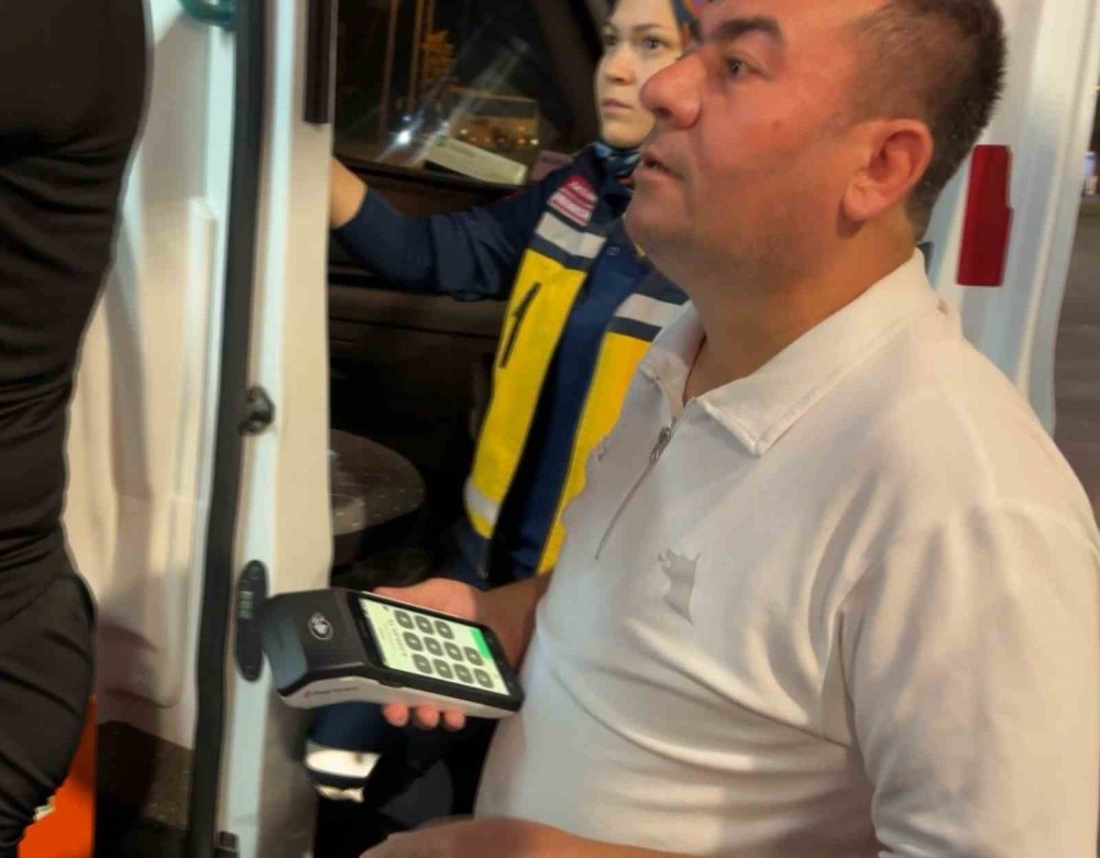 2.33 promil alkollü sürücü direksiyonda sızdı, pompacı ambulansa pos cihazıyla geldi