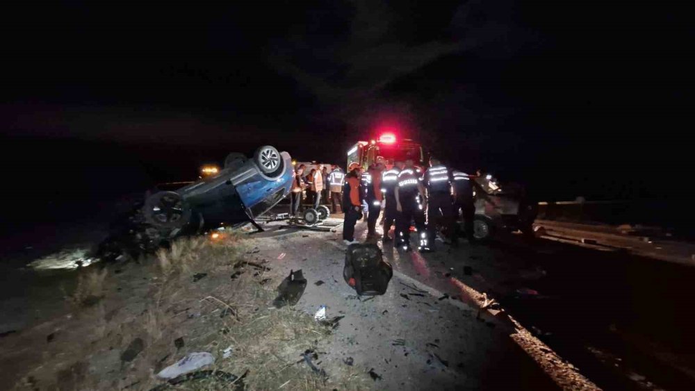 Karaman’da Gece Yarısı Dehşeti: İki Otomobil Kafa Kafaya Çarpıştı!