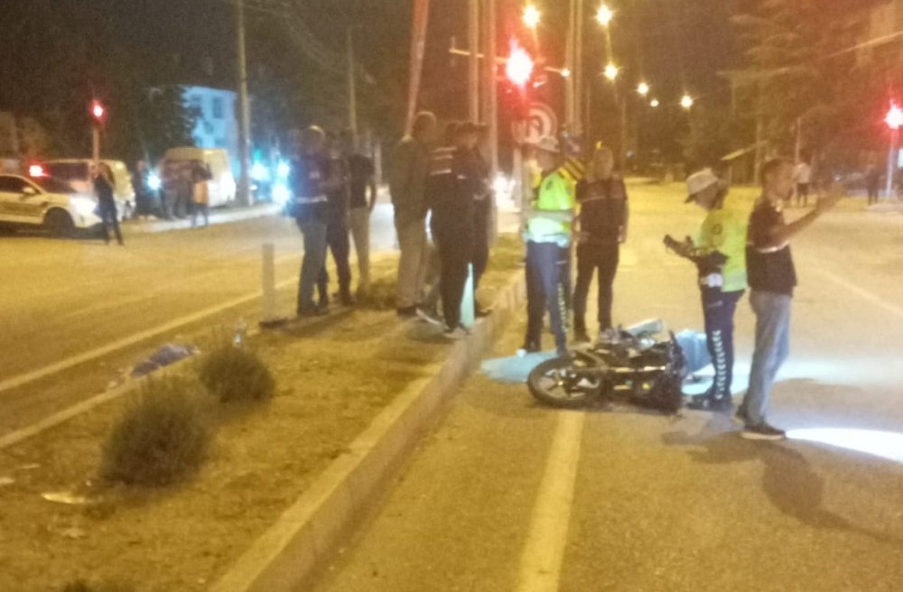 Kavşakta Otomobil İle Motosiklet Çarpıştı: 2 Yaralı