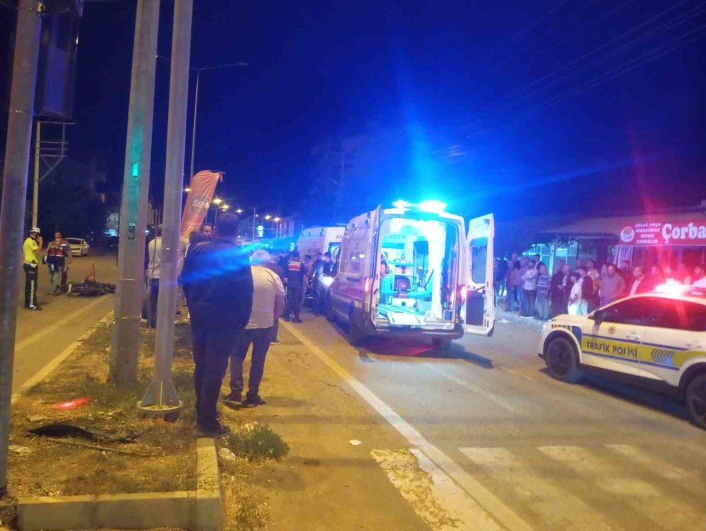 Kavşakta Otomobil İle Motosiklet Çarpıştı: 2 Yaralı