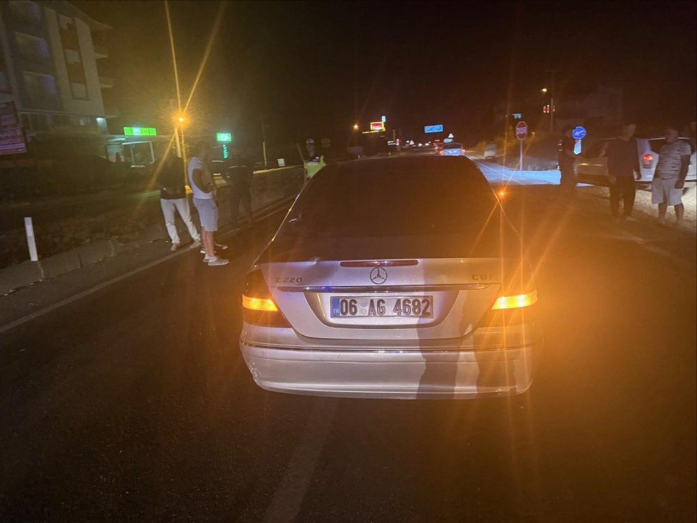 Motosiklet Mercedes'in içine girdi: 18 yaşındaki genç hayatını kaybetti