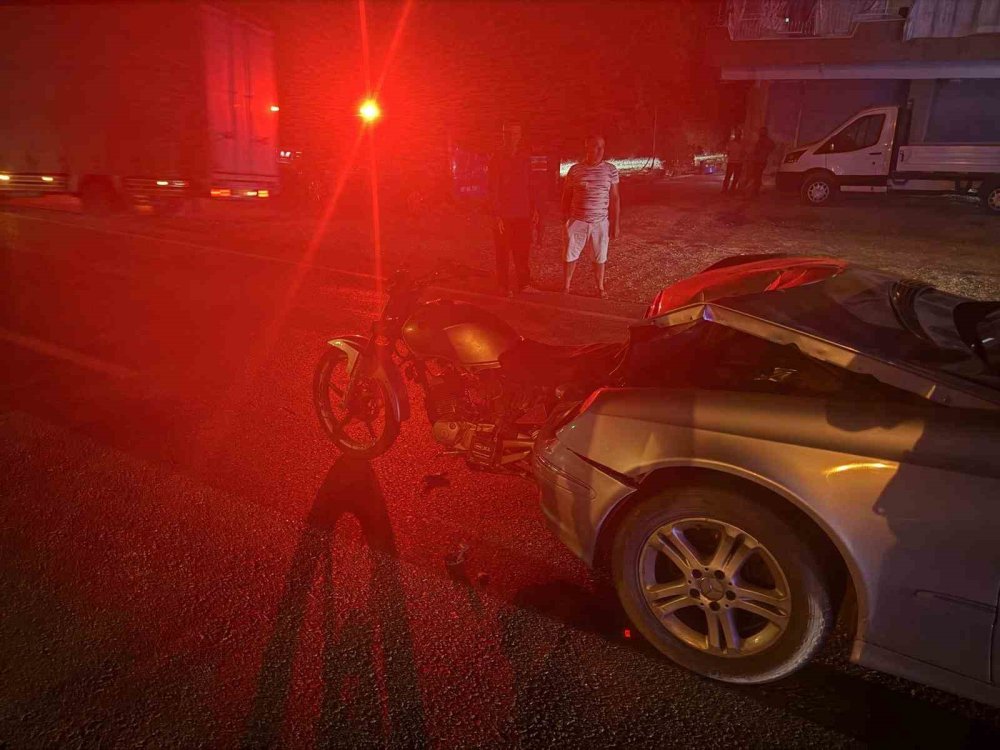 Motosiklet Mercedes'in içine girdi: 18 yaşındaki genç hayatını kaybetti