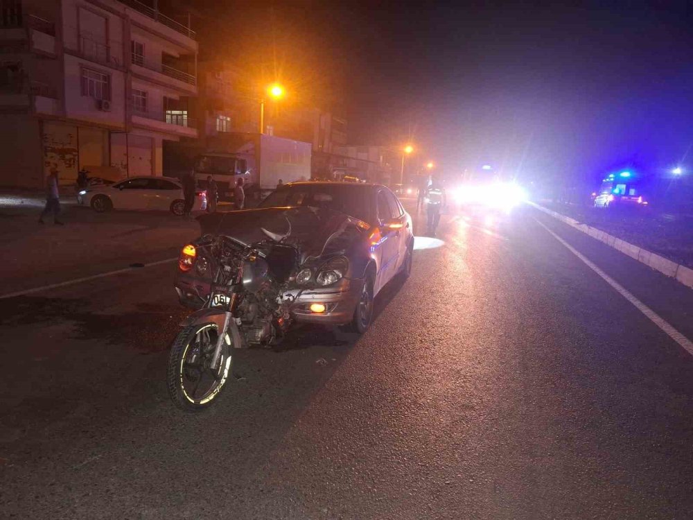 Motosiklet Mercedes'in içine girdi: 18 yaşındaki genç hayatını kaybetti