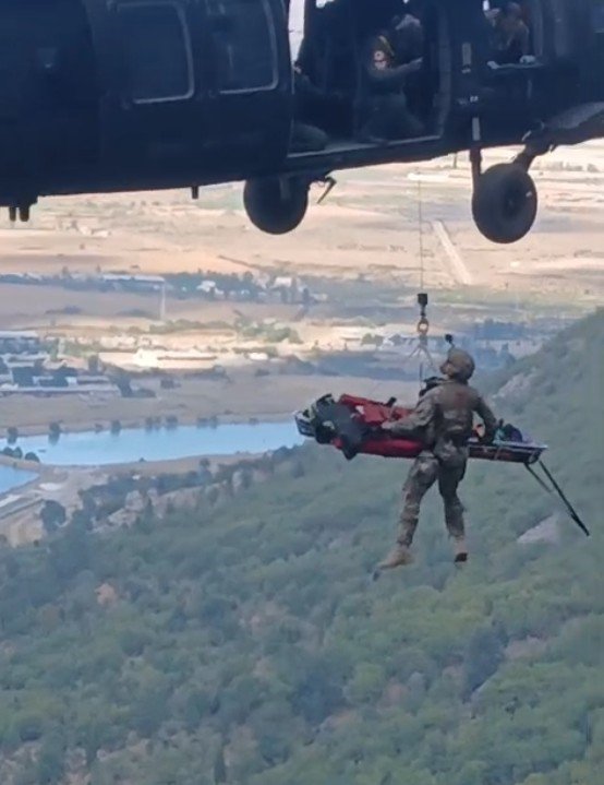 Ferzene Mağarası'nda Kayalıklardan Düşen Kadın Askeri Helikopterle Kurtarıldı