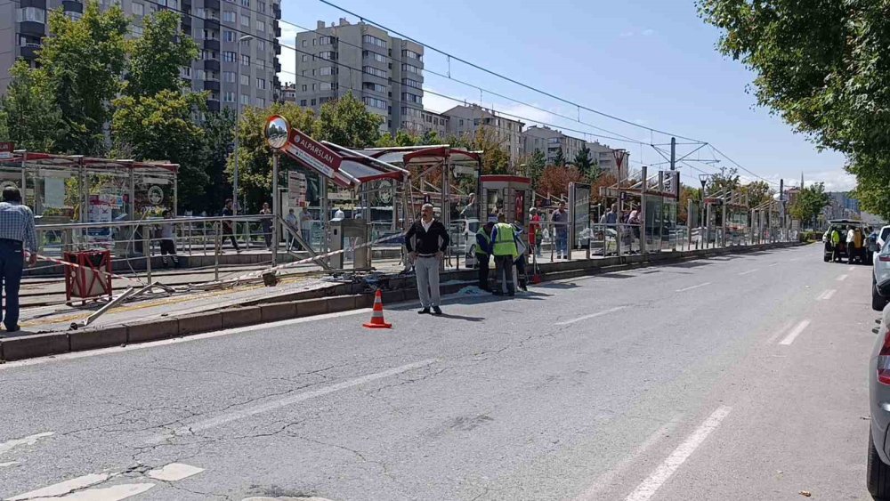 Kontrolden Çıkan Otomobil Tramvay Durağına Daldı