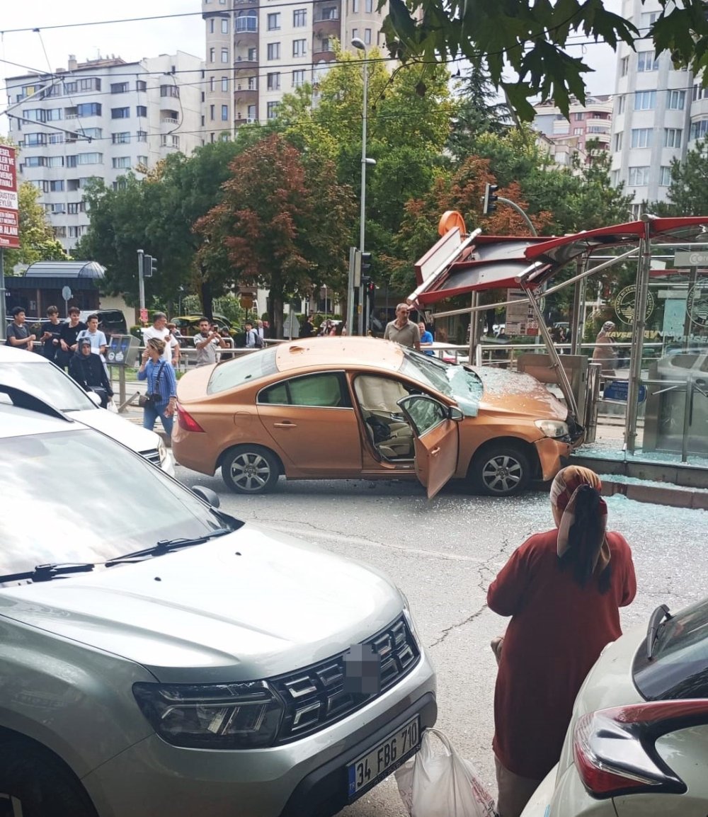 Kontrolden Çıkan Otomobil Tramvay Durağına Daldı