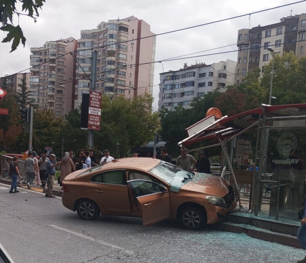 Kontrolden Çıkan Otomobil Tramvay Durağına Daldı