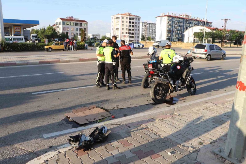Kural ihlali yapan otomobil Yunus polisiyle çarpıştı