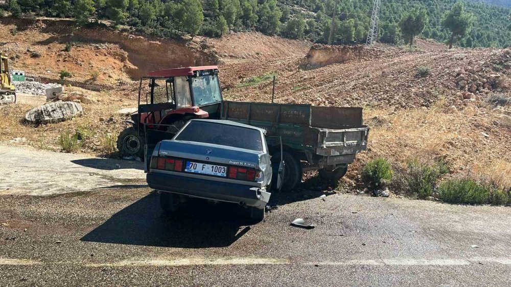 Ermenek’te otomobil traktörün römorkuna çarptı: 3 yaralı