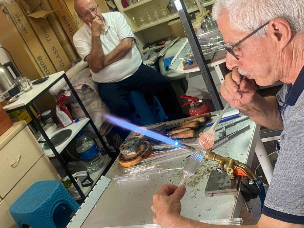 Laboratuvar için ürettiği camları şimdi sanat için şekillendiriyor