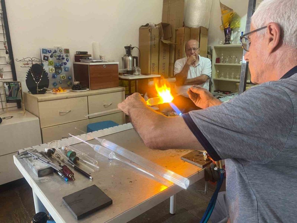 Laboratuvar için ürettiği camları şimdi sanat için şekillendiriyor