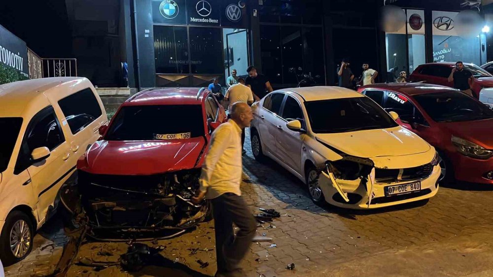 Alanya'da ortalık karıştı! Uçan TOFAŞ galeriye daldı