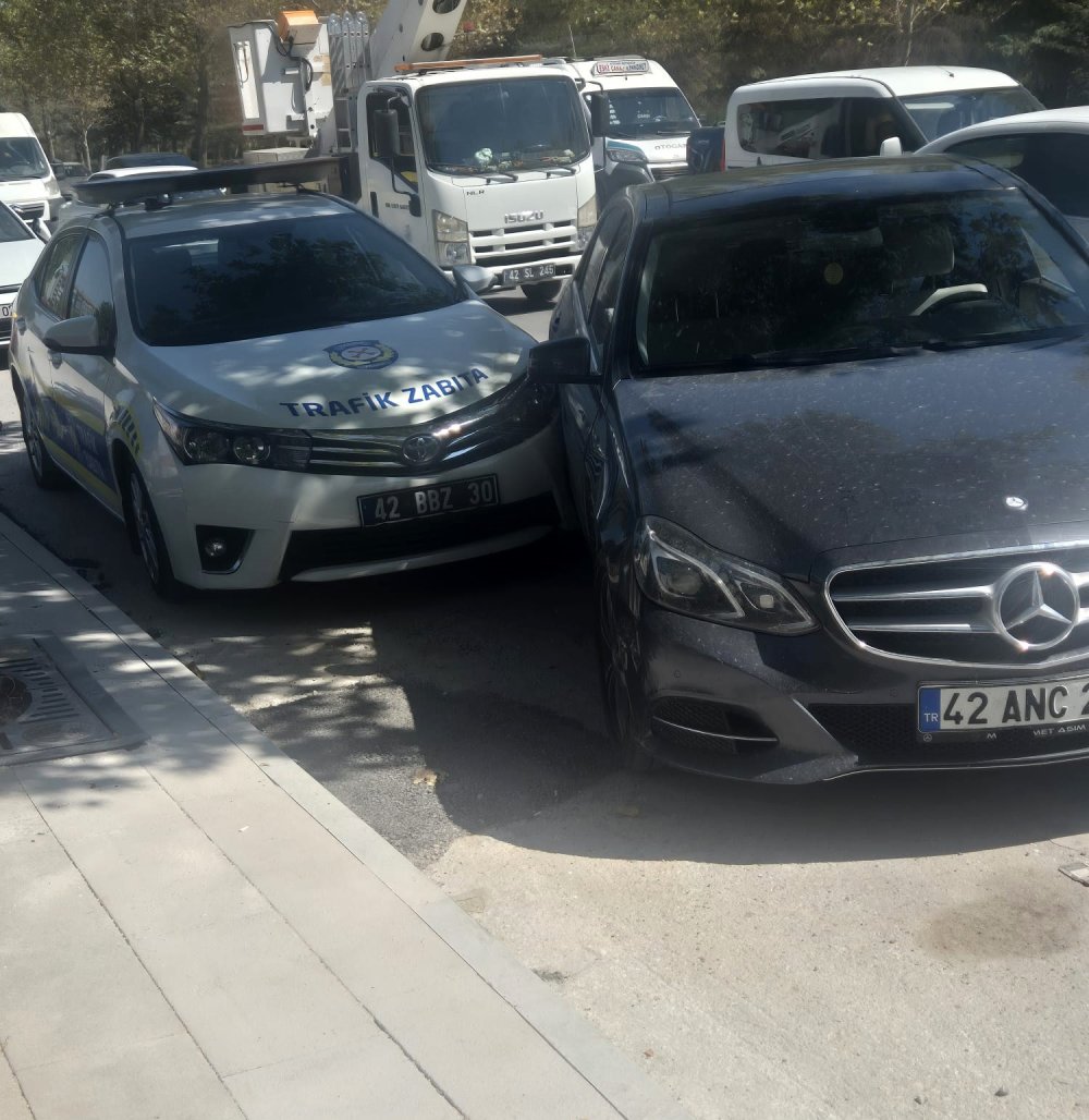 Ecdat Parkı Önünde Kaza: Taksi Yola Devrildi