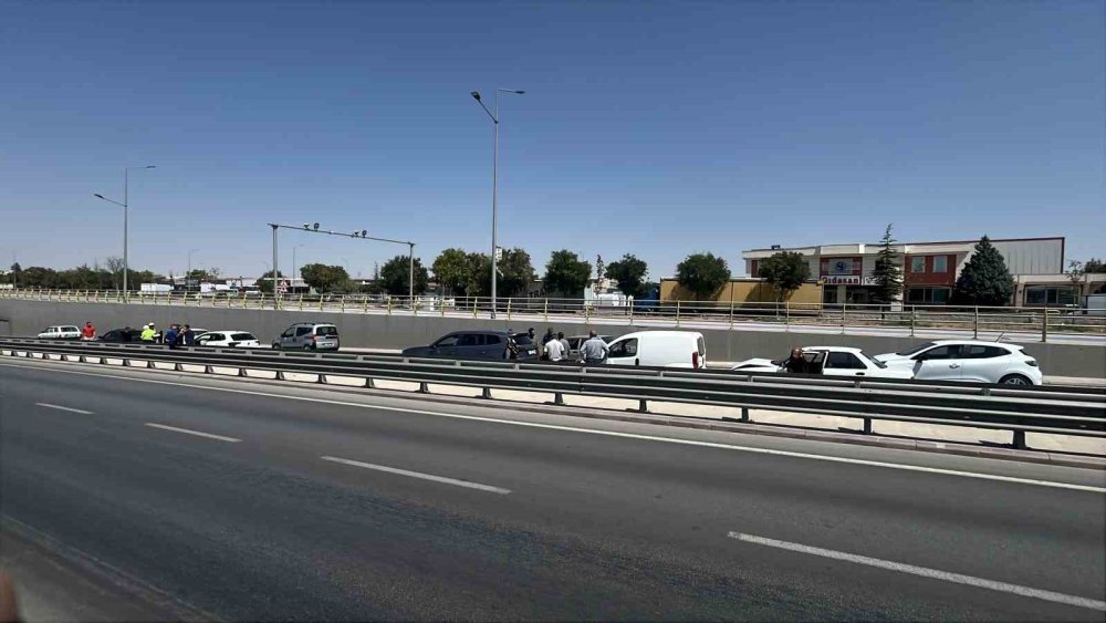 Konya Adana Çevre Yolu'nda Trafiği Durduran Kaza: 6 Araç Birbirine Girdi