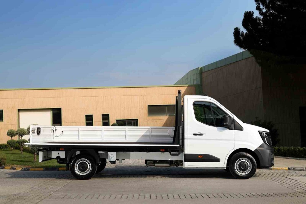 Yeni Renault Master Ailesi Büyüyor: Minibüs ve Açık Kasa Kamyonet Türkiye'de!