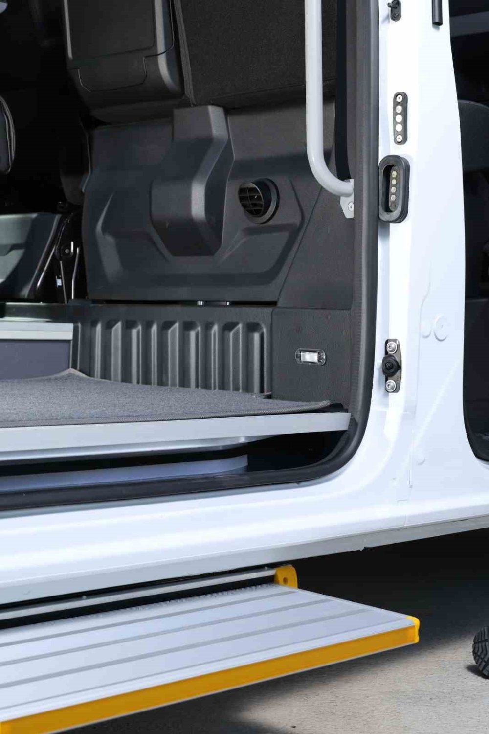 Yeni Renault Master Ailesi Büyüyor: Minibüs ve Açık Kasa Kamyonet Türkiye'de!