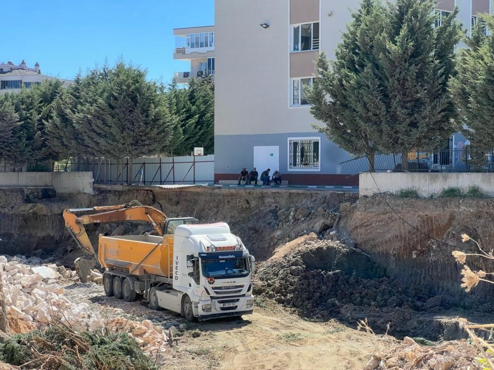 Okulun yanındaki inşaat, bahçesinin çökmesine sebep oldu