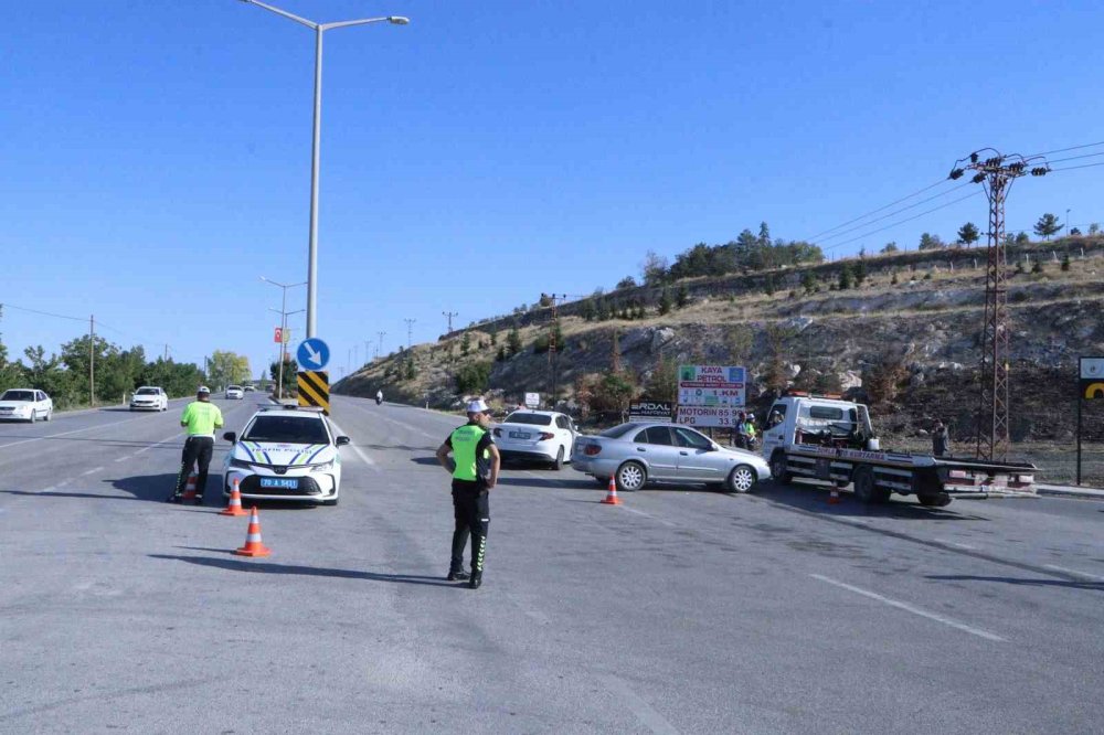 Otomobiller kavşakta çarpıştı: Bebek ve çocuklar yaralandı