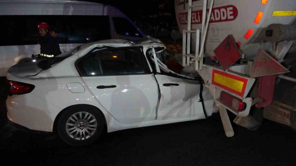 Akaryakıt tankerine saplanan otomobil, yakıtın boşaltılmasıyla çıkartılabildi