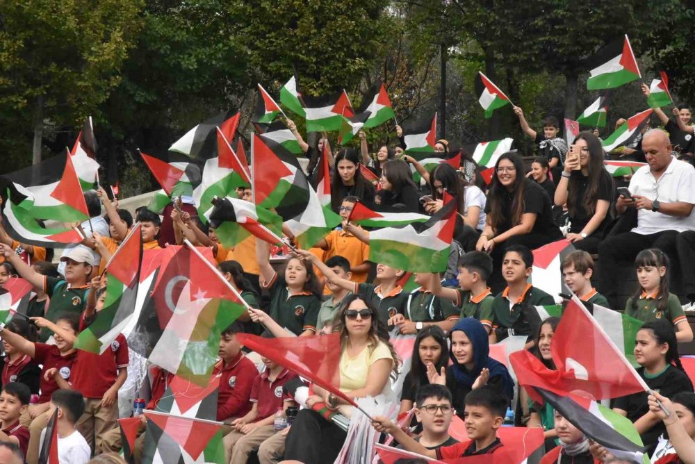 Uçurtmalar Gazzeli çocuklar için gökyüzüne yükseldi