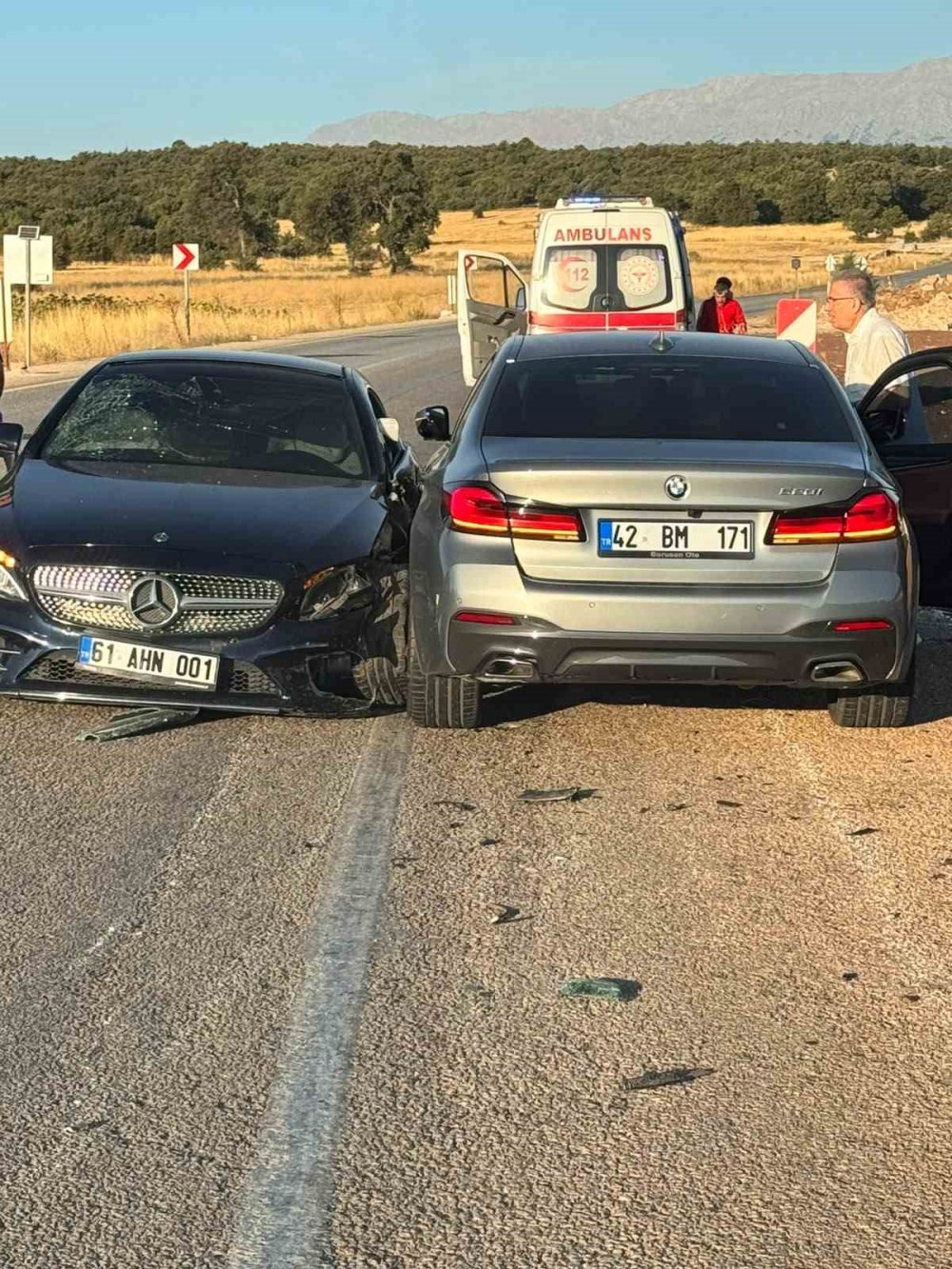İstasyon çıkışı hatlar karıştı: 3 araç çarpıştı