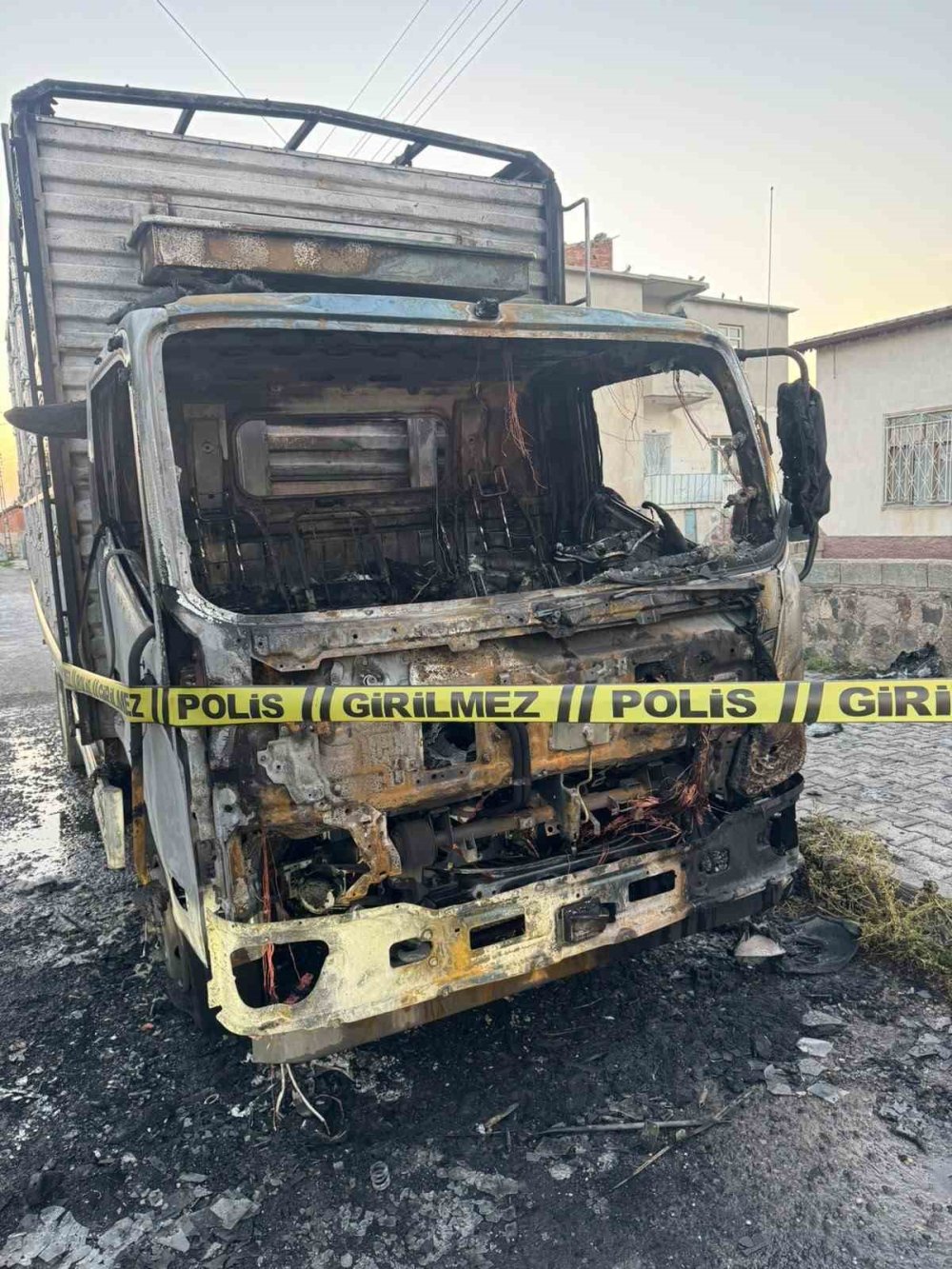 Kamyonu yakıp kaçtı, kamera kayıttaydı