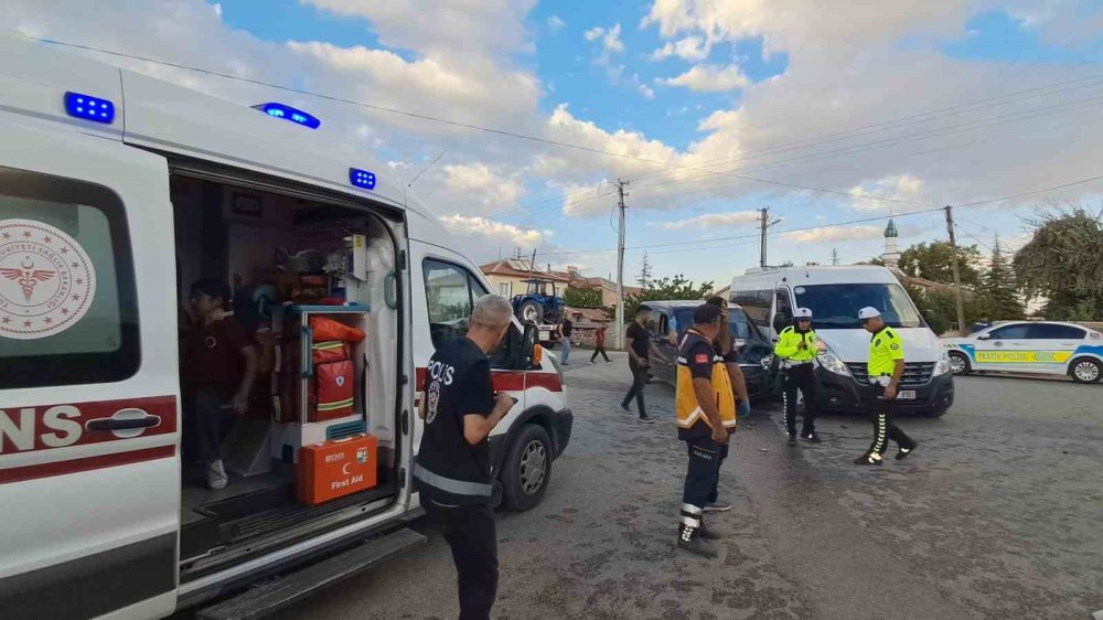 Okul çıkışı kaza: Öğrenci servisi ile hafif ticari araç çarpıştı