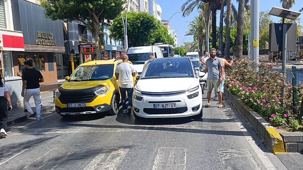 Yaya geçidinde trafik magandası: Sürücüler bile şok oldu