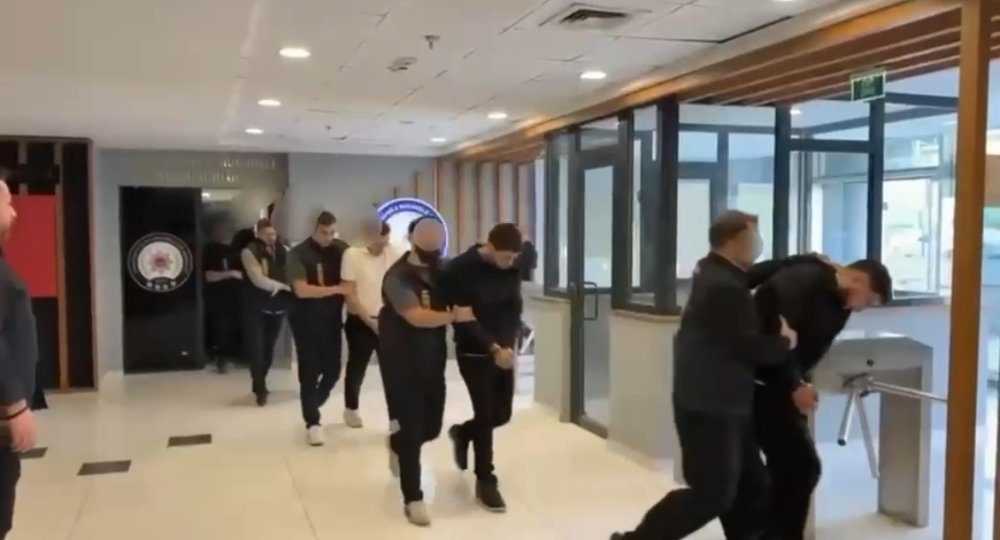 Sanal Alemde Kadın Kılığına Girdiler