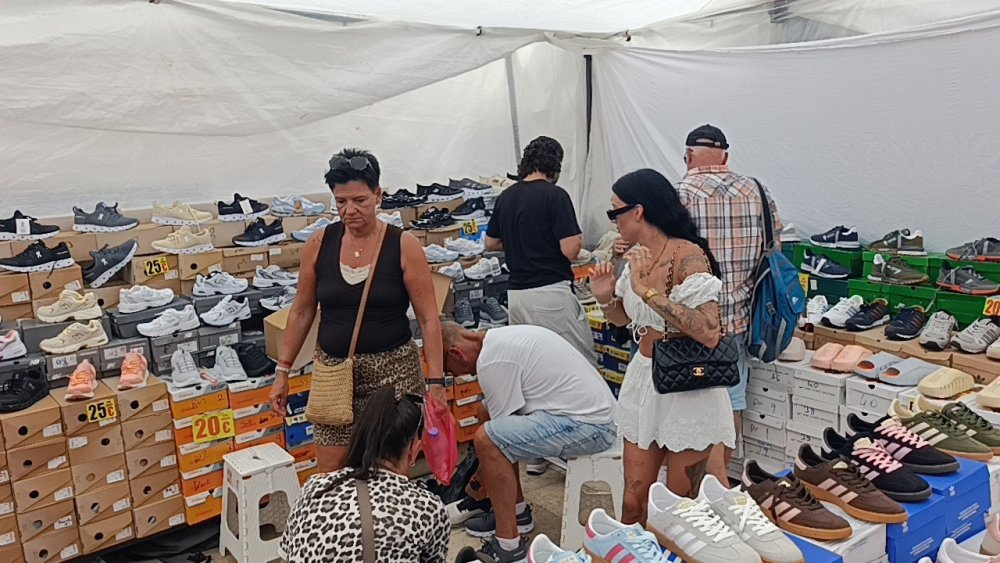 Semt pazarına turist akını esnafın yüzünü güldürdü